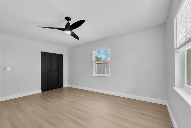 Building Photo - 3009 W Binnicker Ave