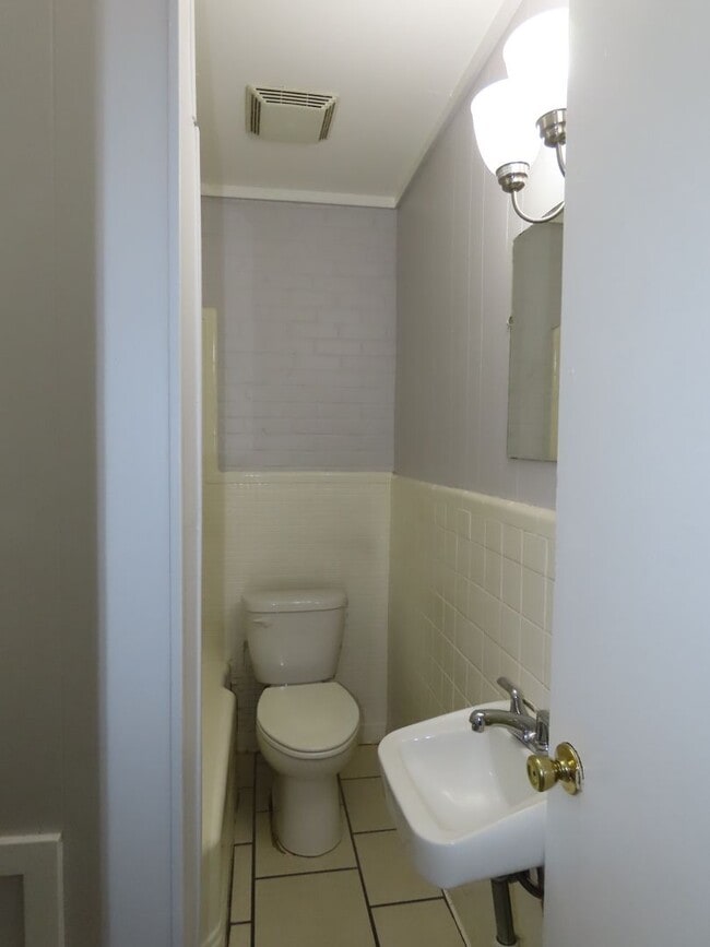 Building Photo - Cozy Two Bedroom One Bathroom  Apartment!