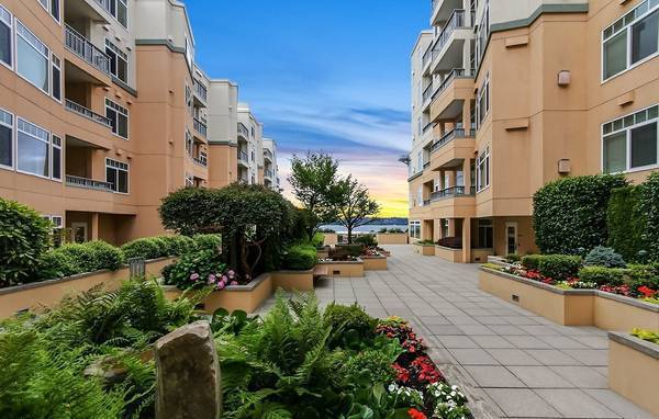 Building Photo - Gorgeous 1-BR + Den, Downtown Kirkland Condo, Steps to the Lake!