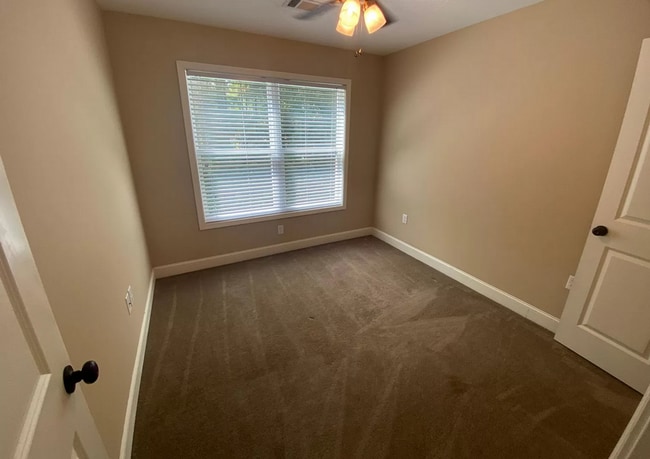 Building Photo - 3 Bedroom/2.5 Bath