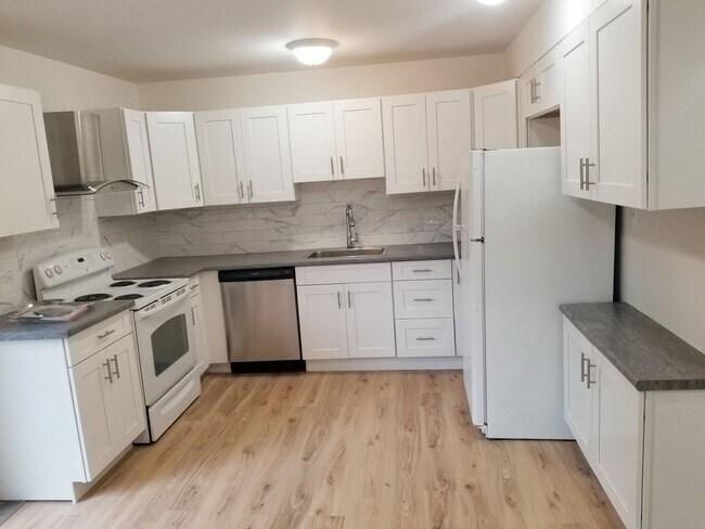 Building Photo - A spacious 3-Bedroom 1.5-Bathroom 3 Story Townhouse off of Old Forest Road With a Pool