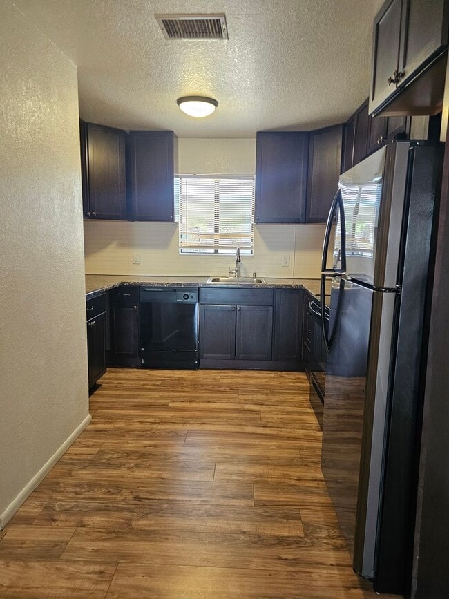 Building Photo - 2BR 2BA Condo ready for move in!