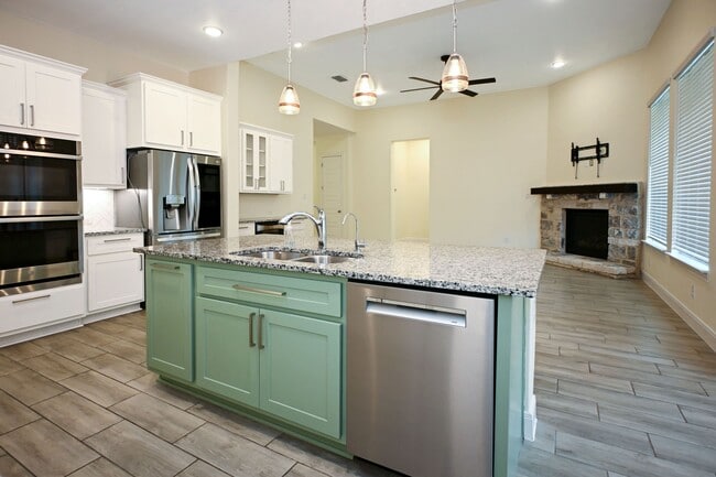 Building Photo - 1434 Oaklawn Dr
