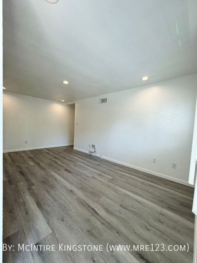Building Photo - CALL FOR MOVE-IN SPECIALS! Spacious 2BD/1B...
