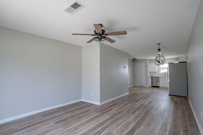 Building Photo - 1312 Farmingdale Dr