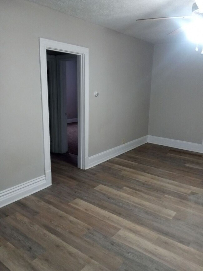 Building Photo - Cozy 3 bedroom ranch style single family house close to the Short North