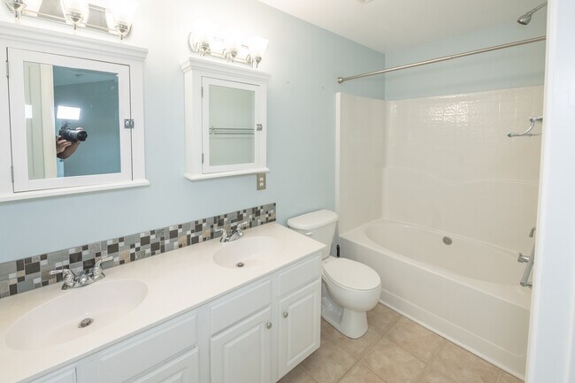 Full double vanity master bathroom with garden tub - 2922 Duvalla Ave