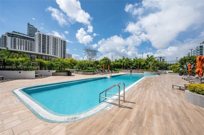 Building Photo - 700 NE 24th St