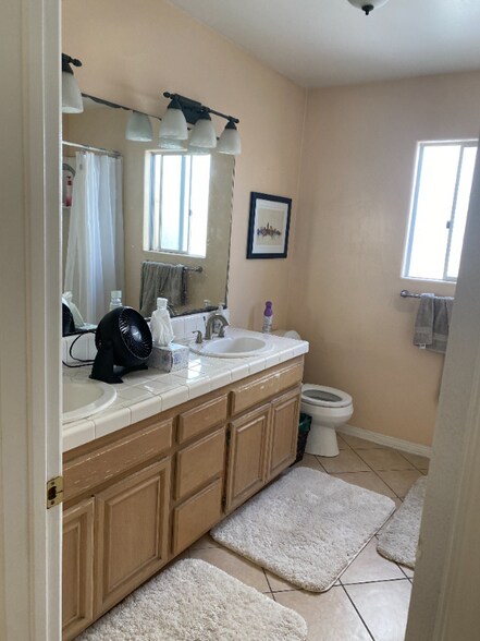 Building Photo - 261 Cottonwood Dr