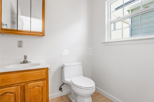 Building Photo - 3243 Davis St