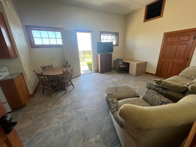 Building Photo - 1328 Chariot Ct