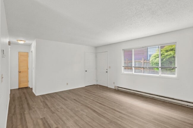 Building Photo - Updated 2 Bedroom, 1 Bathroom Duplex in the Heart of North Portland