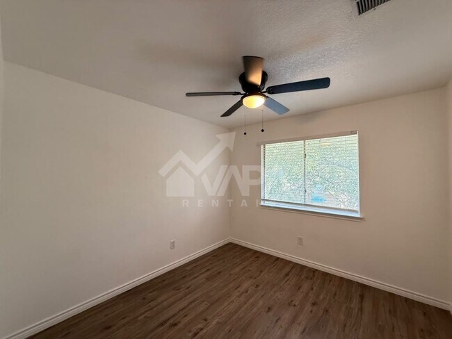 Building Photo - 6402 Gray Ridge