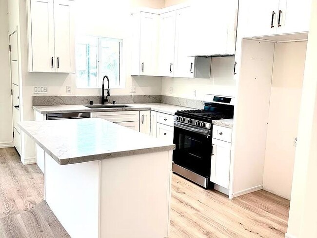 Building Photo - 1675 University Dr