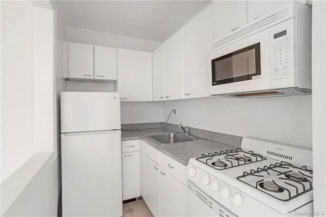 Building Photo - 411 Bronx River Rd