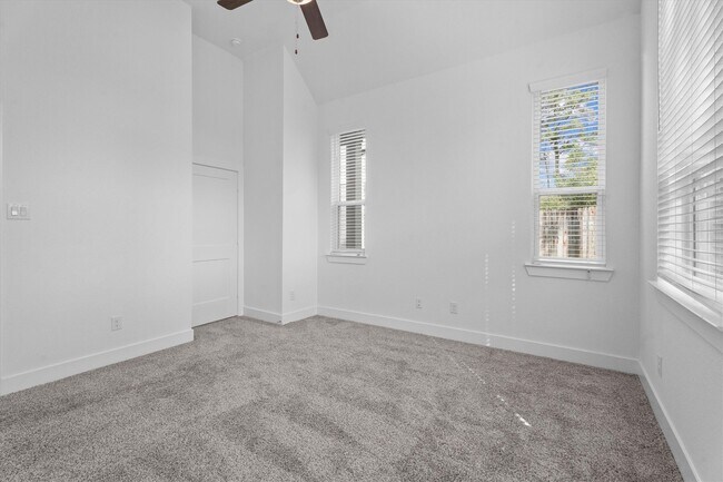 Building Photo - 120 Red Cascade Trl