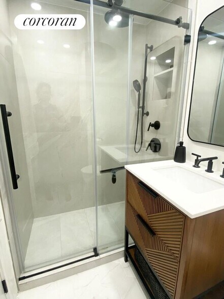 Building Photo - 305 E 40th St