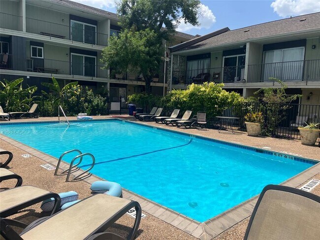 Building Photo - 500 E Riverside Dr