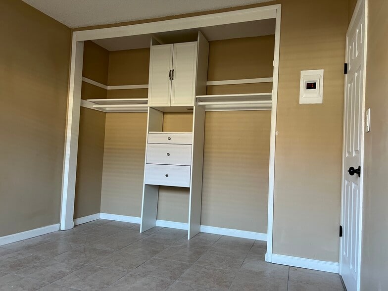 Building Photo - 576 N Wilson Ave