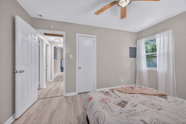 Building Photo - 901 S Madison Dr