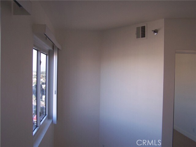 Building Photo - 525 E Seaside Way