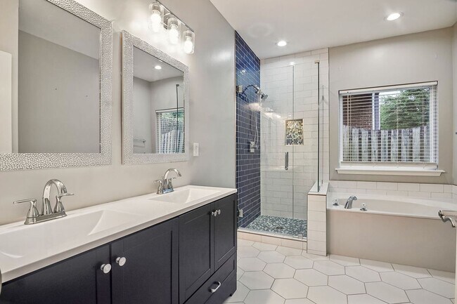 Building Photo - 2742 Oxmoor Way