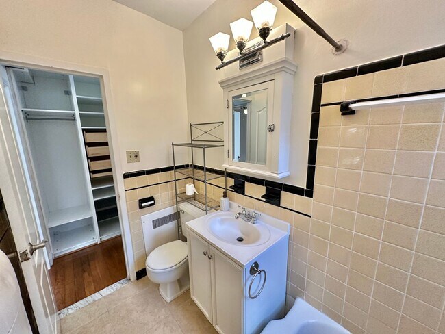 Building Photo - FREE RENT! Spectacular Scott Circle Solari...