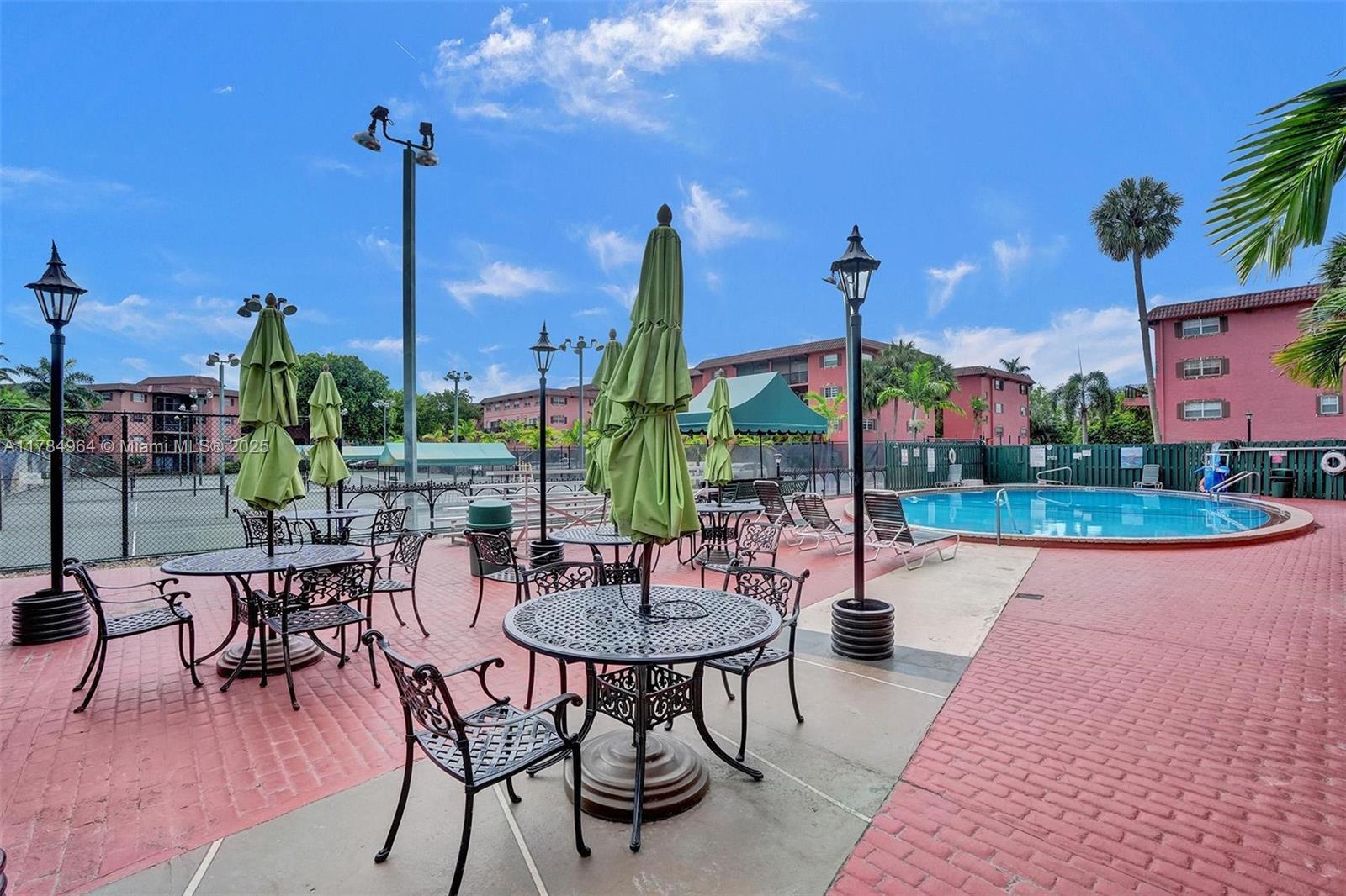 Building Photo - 660 Tennis Club Dr