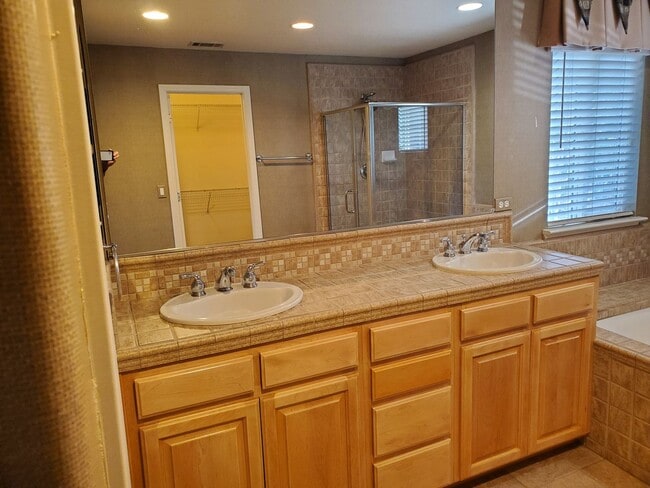 Building Photo - Huge 2 Bedroom House with separate Office ...