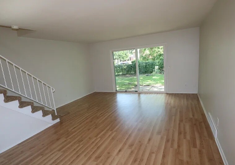 Building Photo - 3700 Malibu Dr