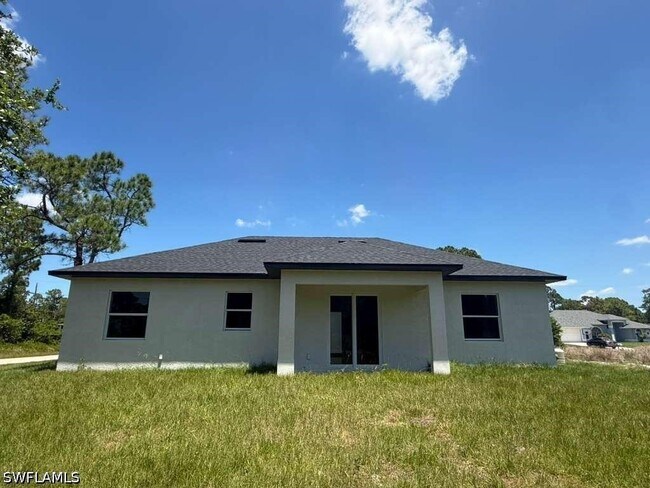Building Photo - 908 Winters St E