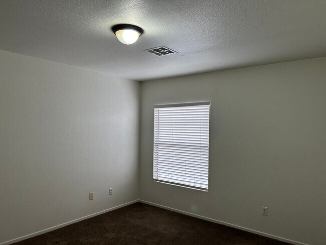 Building Photo - 2 story townhouse