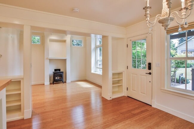 Building Photo - 1086 Village Loop