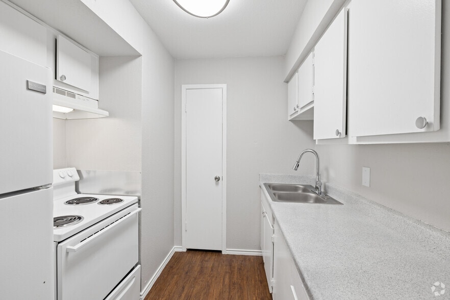 1BR, 1 BA - 632SF - Kitchen - Vista De Palmas