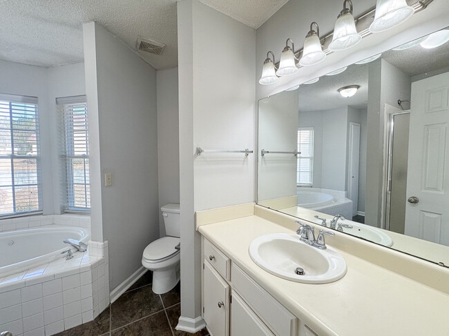 Building Photo - 8 Clayton Ln