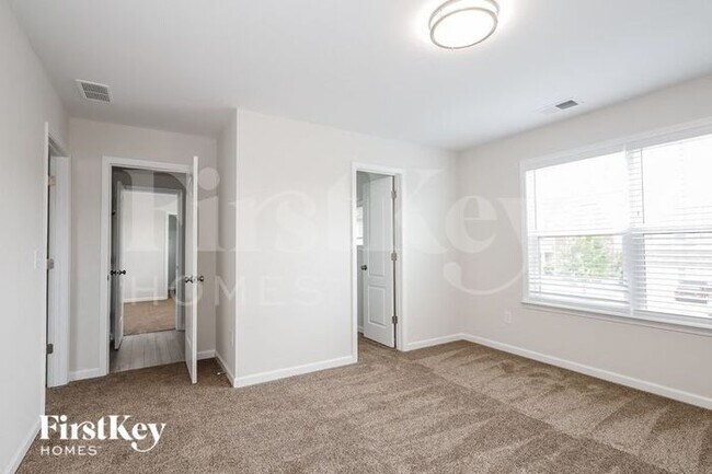 Building Photo - 2641 Kinmere Dr