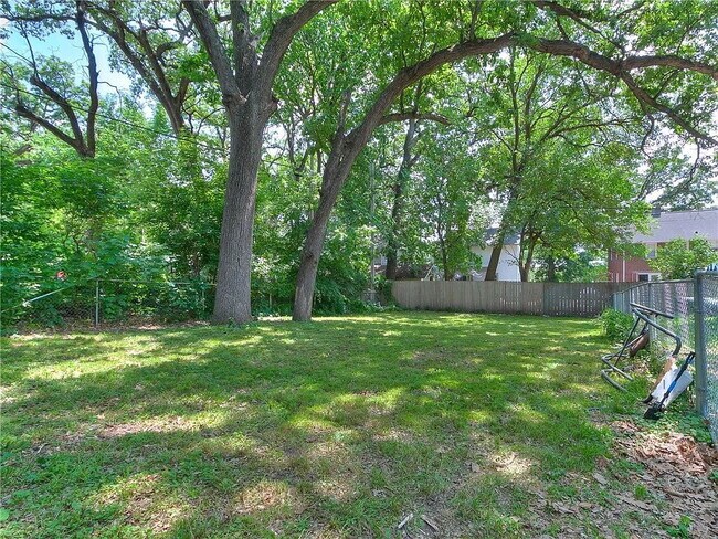 Building Photo - Charming 2-Bedroom Home minutes from everything!