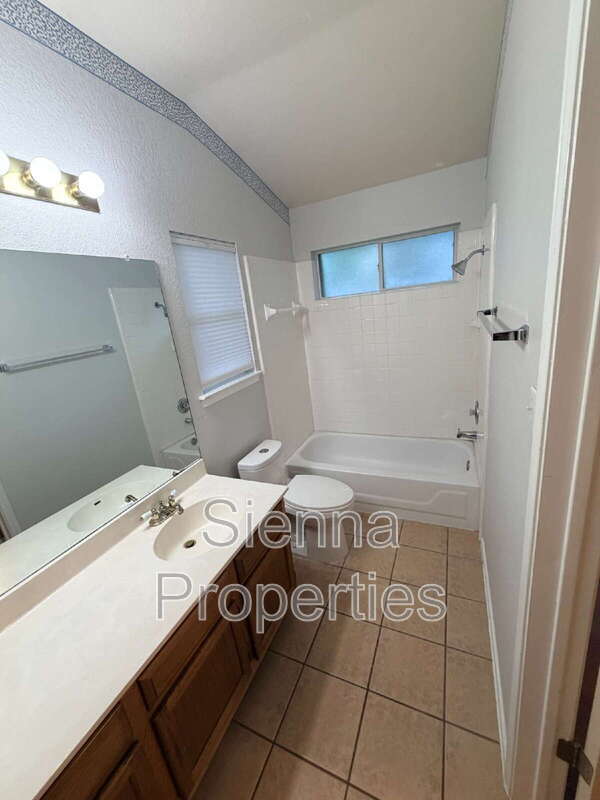 Building Photo - 1006 Reynaldo St