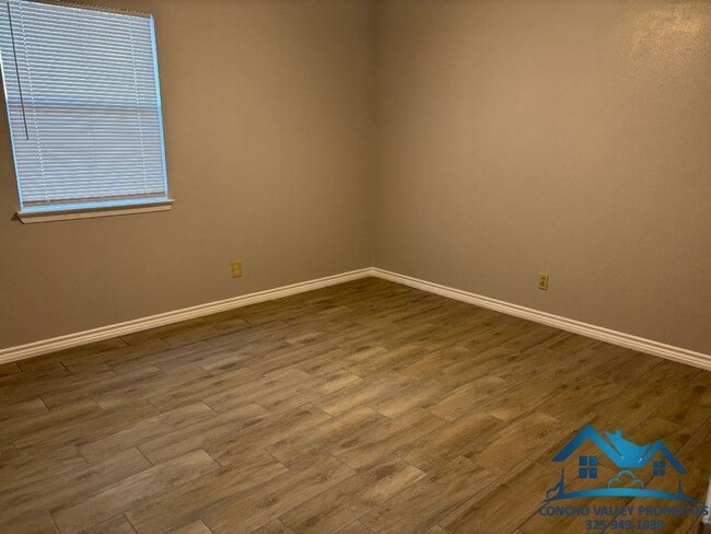 Building Photo - For Rent - 4 Bed/2 Bath near Goodfellow AFB