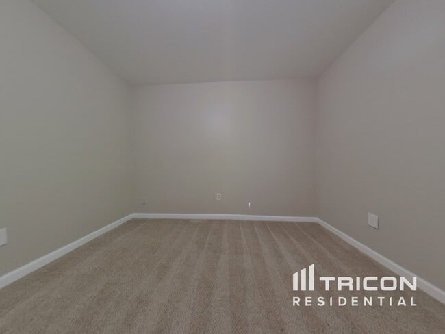 Building Photo - 4650 Camelot Dr