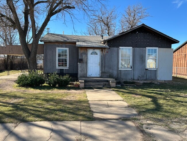 Building Photo - 903 W 8th St