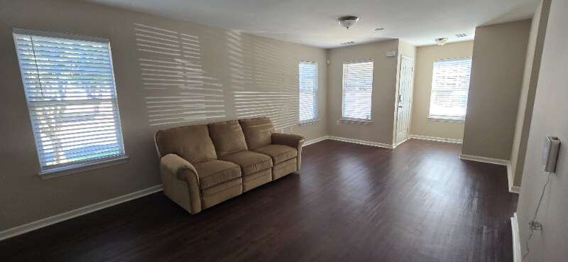 Building Photo - 547 Farmborough Ct