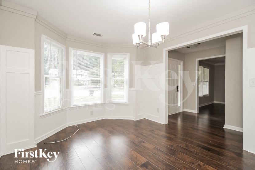 Building Photo - 1985 Castle Royale Dr