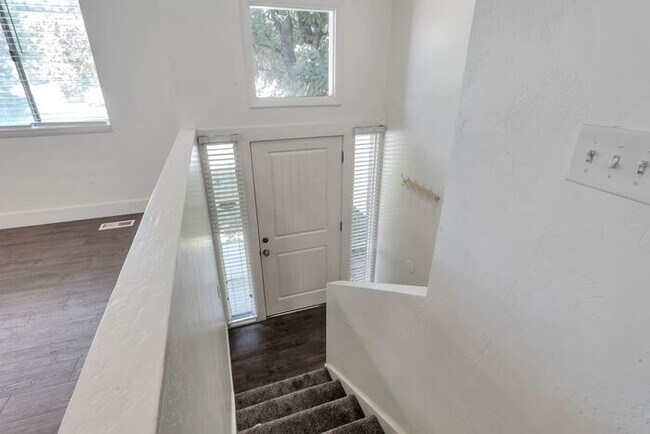 Building Photo - Remodeled 6 beds, 2 car garage!!