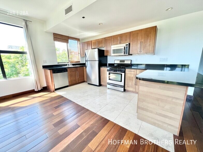 Building Photo - 8813 Burton Way