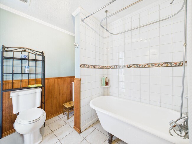 Building Photo - 713 6th St