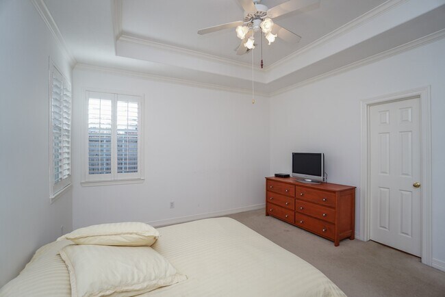 Building Photo - 1131 Enclave Square E