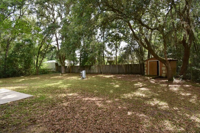 Building Photo - Spacious 3BR/2BA Corner Lot Home + Bonus Room in Silver Springs Shores – $1,650/Month