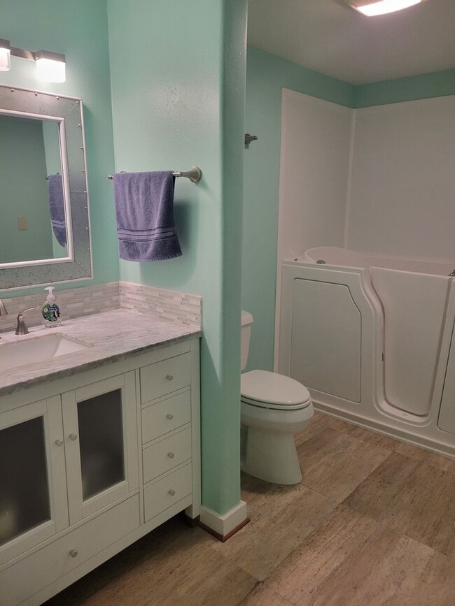 Building Photo - 2BD Condo Located in Charming Neighborhood...
