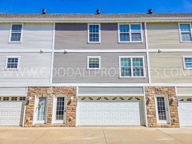 Building Photo - RENT REDUCED!!! 2 Bedroom 2 Bath Townhome in Urbandale with attached 2 car garage!